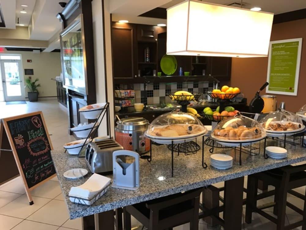Hilton Garden Inn Hampton Coliseum Central Eksteriør billede